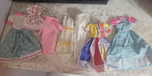 Lotto di 7 vestiti Barbie e altre bambole vintage - Foto 1 di 7