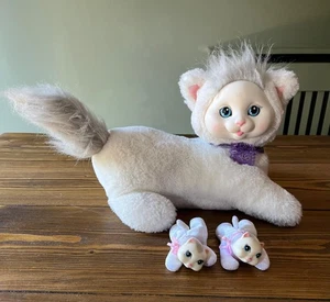 Juguete de peluche suave con cabeza de vinilo y felpa para mamá gato y 2 gatitos KITTY SORPRESA WHITE - Imagen 1 de 14