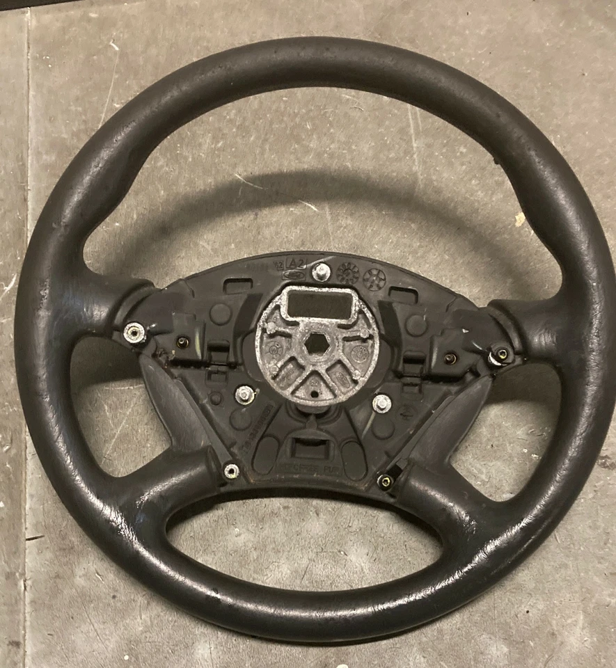 00-04 FORD FOCUS VOLANTE NEGRO Foto 1 de 1