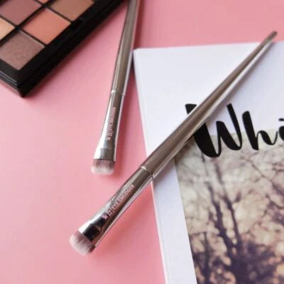 Puder Hochglanz Pinsel S1 Lock Set Puder Pinsel Schönheit Pinsel Neu KatVonD - Bild 1 von 4