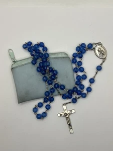 ROSARIO VINTAGE CON CUENTAS REDONDAS DE LUCITA AZUL Y CRUZ/MEDALLÓN TONO PLATA - Imagen 1 de 2