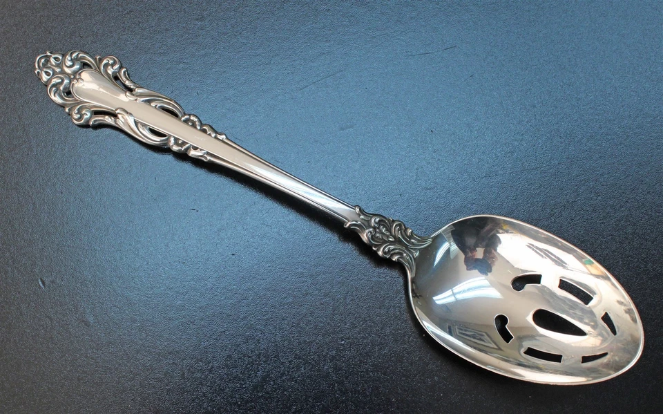 Cuchara perforada para servir verduras Reed & Barton Sterling Grande Renaissance Foto 1 de 2