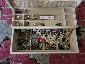 Vintage jewelry box filled with unsorted mixed jewelry rhinestones craft lot - Picture 1 of 5