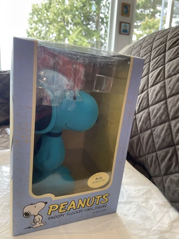 Dark Horse Deluxe Peanuts Flocked Snoopy Blue Limited Edition of 500 Cover