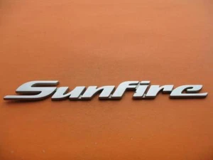00 01 02 03 04 05 PONTIAC SUNFIRE EMBLEMA PUERTA LATERAL LOGOTIPO INSIGNIA SÍMBOLO FABRICANTE DE EQUIPOS ORIGINALES #2 - Imagen 1 de 5