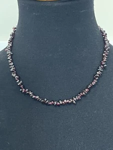 Collar y pulsera vintage de cuentas de vidrio granate rojo oscuro con semillas. - Imagen 1 de 7