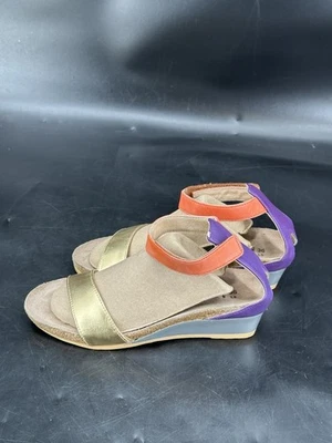 Sandalia para mujer Naot Pixie dorada/naranja/púrpura talla 36 EE. UU. 5 correa para el tobillo Foto 1 de 4