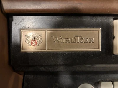 Órgano Wurlitzer con ritmo oscilante. 1975. En sótano. Foto 1 de 3