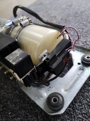 Mercedes Benz SL R230 SL350 SL500 Roof pump motor A2308000030 - Image 1 of 4