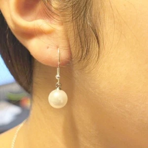 Klassische weiße Kunstperlen-Ohrhänger. 10 mm Durchmesser. - Bild 1 von 7