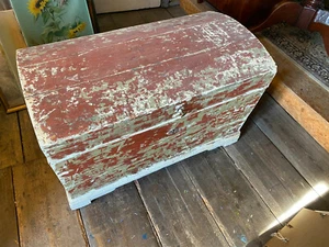 ::TRUHE KLEINE RUNDDECKELTRUHE  °KIEFER BRAUTTRUHE ZUM RESTAURIREN VINAGE ANTIK - Bild 1 von 8