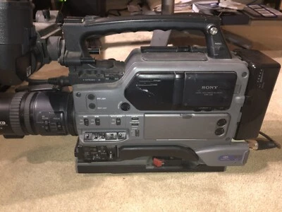 Sony DSR-250 DVCAM Camcorder/SONY Viewfinder/Power supply/Battery good condition - Image 1 of 4