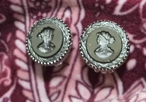 Retro Earrings Clip Whiting & Davis Cameo Intaglio Black Glass Round, 50's 60's - Picture 1 of 5
