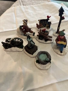 Estatuillas de pueblo de Navidad miniatura gente de vacaciones cardenales conjunto 8 - Imagen 1 de 5