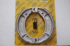 ZAPATOS FRENO TRASERO + resortes aptos para YAMAHA XV 400 500 750 Virago 1981-1985 XV500 XV750 - Imagen 1 de 1