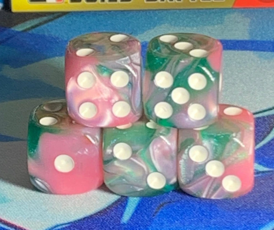 5 x PINK & GREEN D6 DICE - IDEAL FOR ALL TABLE TOP & TCG GAMES  — 第 1/1 张图片