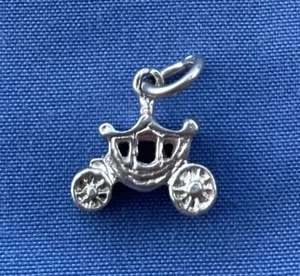 Vintage English Sterling Silver Stagecoach/Carriage Charm/Pendant •1.3g• - Bild 1 von 3