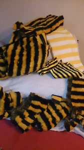 Plüsch Rest Stoffe-Biene Maja/Willi oder Kinderzimmer-gelb/weiß+ 2x gelb/schwarz - Bild 1 von 7