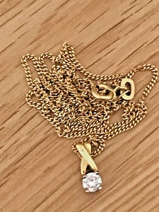 Beautiful 18ct Gold & Diamond 0.25ct Solitaire Cross Over Pendant & Chain & Box - Picture 1 of 12