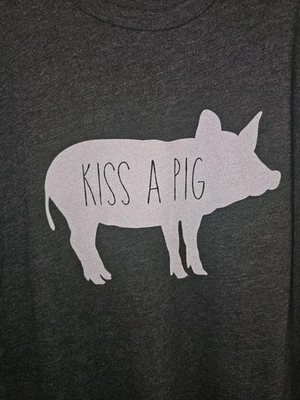 Camiseta gráfica verde Kiss A Pig Silhouette Barn Sanctuary Animal Planet XL para hombre  Foto 1 de 4
