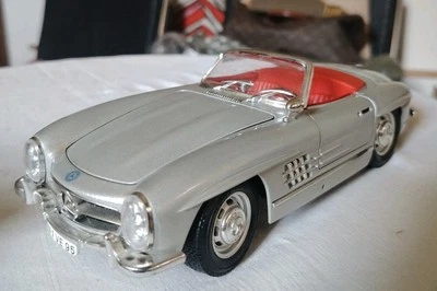 Modellino MERCEDES BENZ 300SL Roadster 1957 - 1/18 -BURAGO-24 Cm - Immagine 1 di 4