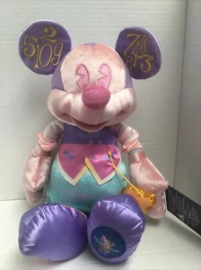 Disney The Main Attraction It's A Small World Mickey Mouse OSTERN Plüschtier - Neu mit Etikett - Bild 1 von 5