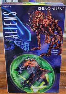 Figura de acción NECA Kenner Tribute Aliens Ultimate Rhino Alien variación ROJA - Imagen 1 de 3