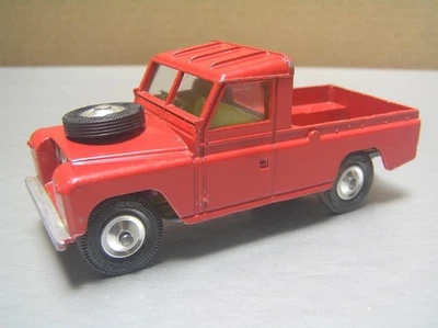 Corgi Toys Gift Set Land Rover 109 WB with rare rubber tires NM Condition - Image 1 of 4
