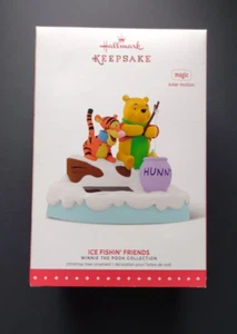 Hallmark Disney Winnie the Puuh Ice Fishin' Friends magisches Weihnachtsschmuck - Bild 1 von 2