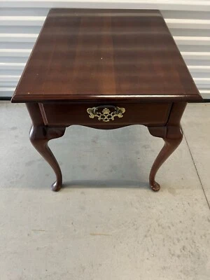 Mesa auxiliar/mesa auxiliar Mid Century Cherry Bassett con manchas menores envío gratuito Foto 1 de 4