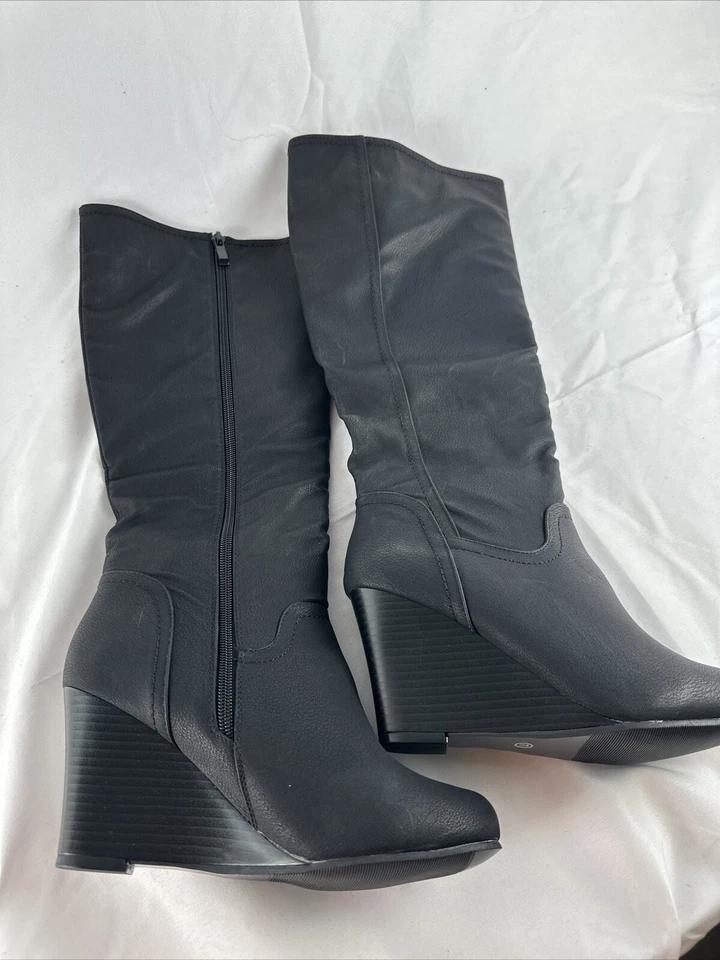 Botas de cuña Journee Collection LANGLY para mujer punta redonda media pantorrilla negras talla: 7,5 Foto 1 de 4