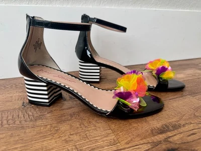 Sandalias Betsey Johnson Iria negras blancas a rayas florales para mujer talla 8,5\ Foto 1 de 4