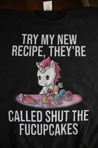 VERSUCHEN SIE MEIN NEUES REZEPT, SIE HEISSEN SHUT THE FUCUPCAKES Sweatshirt. Medium in Blk - Bild 1 von 5