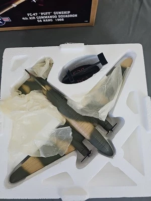 Avión de colección Ertl Diecast "Puff" Gunship 4th Air Command Douglas DC-3 C-47 Foto 1 de 4