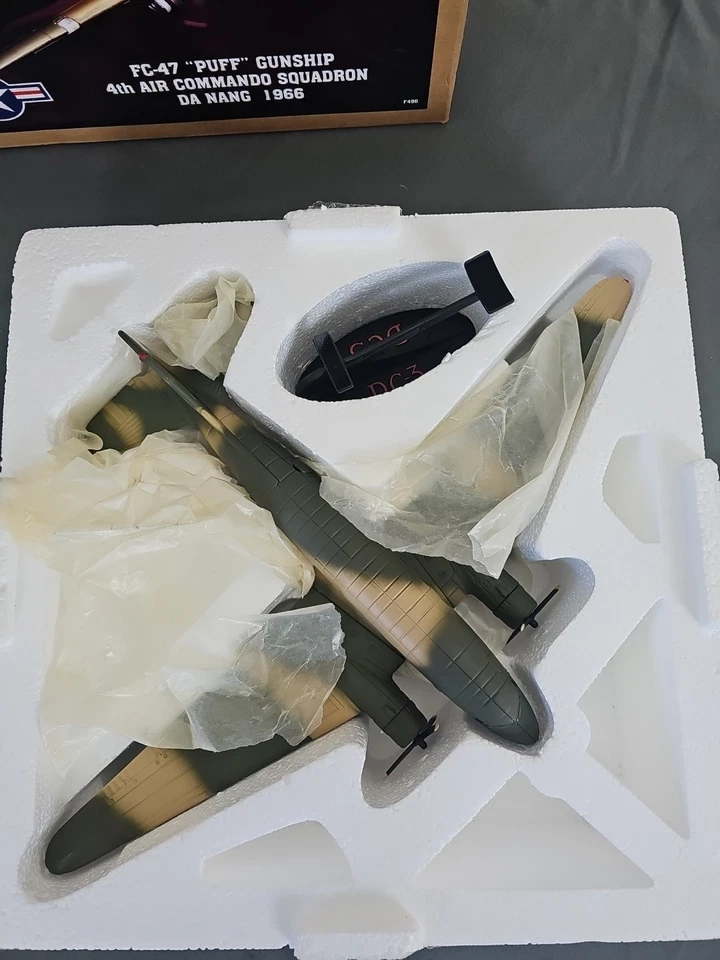 Avión de colección Ertl Diecast "Puff" Gunship 4th Air Command Douglas DC-3 C-47 Foto 1 de 4