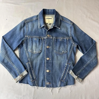 Chaqueta de mezclilla L'Agence para mujer pequeña azul dobladillo crudo desgastado camionero jean abrigo Foto 1 de 4