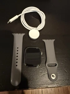 Apple Watch Series 10 GPS + Cellular 46mm Boîtier Titane. Bracelet sport gris pierre. - Photo 1 sur 9