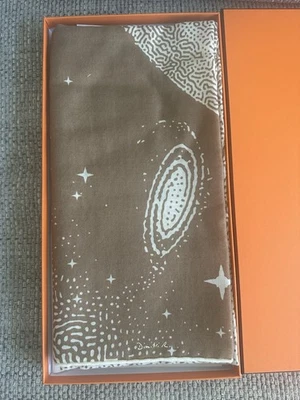 NEW In Box HERMÈS Camel / Blanc 100% Cashmere Clair de Lune Shawl 140 - Image 1 of 4