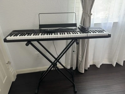 Piano digital Alesis com suporte, pedal e fonte de alimentação - Imagem 1 de 4