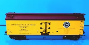 ATLAS 7708-10 "O" Pacific Fruit PFE 40' Woodside Refrigerator Car #35164 2-Rail - Picture 1 of 3