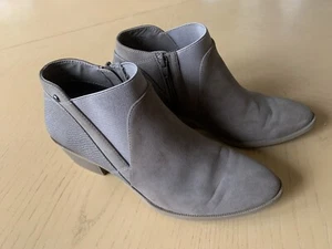 Simply Vera Vera Wang Skylark Sand Ankle Boots Faux Suede Snake Skin Size 10 - Picture 1 of 11