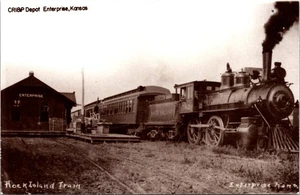 Rock Island Zug auf Enterprise, KS Kansas Postkarte Lokomotive Lok RR Depot - Bild 1 von 2