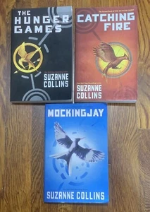 Hunger Games Trilogy Catching Fire Mocking Jay Suzanne Collins livres de poche - Photo 1/4