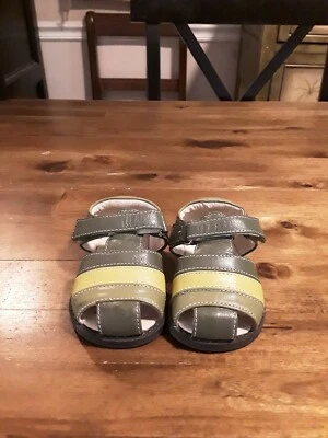 Sandalias unisex See Kai Run verdes talla 3 usadas en buen estado 😊envío rápido 😍 Foto 1 de 4