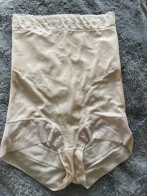 Pantalones modeladores de cintura alta ajustados N Lift talla grande. Borde de encaje Foto 1 de 3