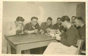 Soldaten beim Essen - Militaer Alltag im Zweiten Weltkrieg - Originale Aufnahme - Bild 1 von 2