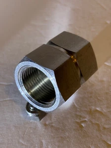 1/4" FNPT x 1.00" FNPT 316 SS Hex Reducing Coupling Swagelok SS-16-HRCG-4 - Picture 1 of 2