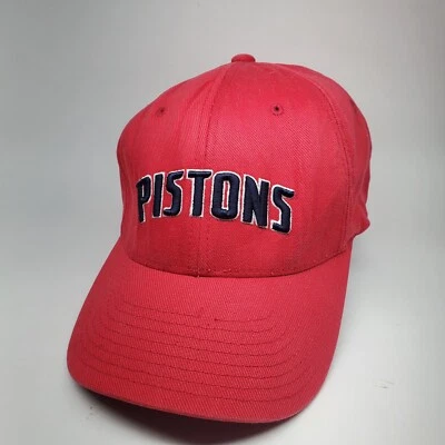 Gorra Detroit Pistons Nike para hombre roja con tirantes Y2K equipo de baloncesto de la NBA Foto 1 de 4