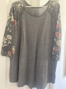 TORRID 3/4 SLEEVE GRAY FLORAL TEE SHIRT T-SHIRT CLASSIC FIT SIZE 2 NEW WITH TAGS - Picture 1 of 6