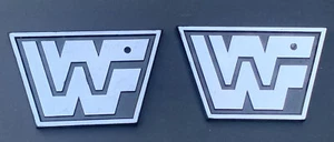 Dos (2) soportes/placas figuras de acción cromadas Jakks Pacific WWE WWF de colección - LEER - Imagen 1 de 6